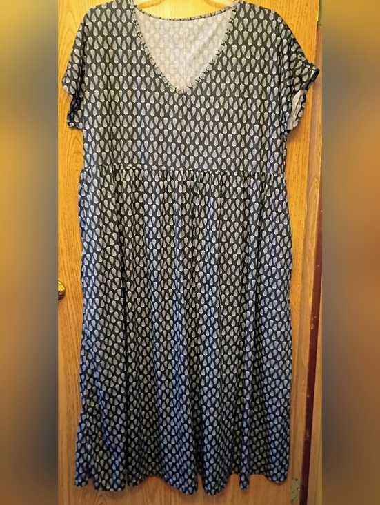 Source Unknown Dresses & Skirts - Casual V-Neck Short Sleeve Midi Dress in Navy Leaf Print